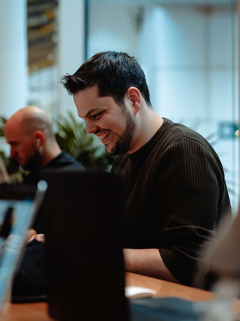 Amadeus und Marco arbeiten gemeinsam im Coworking-Space.