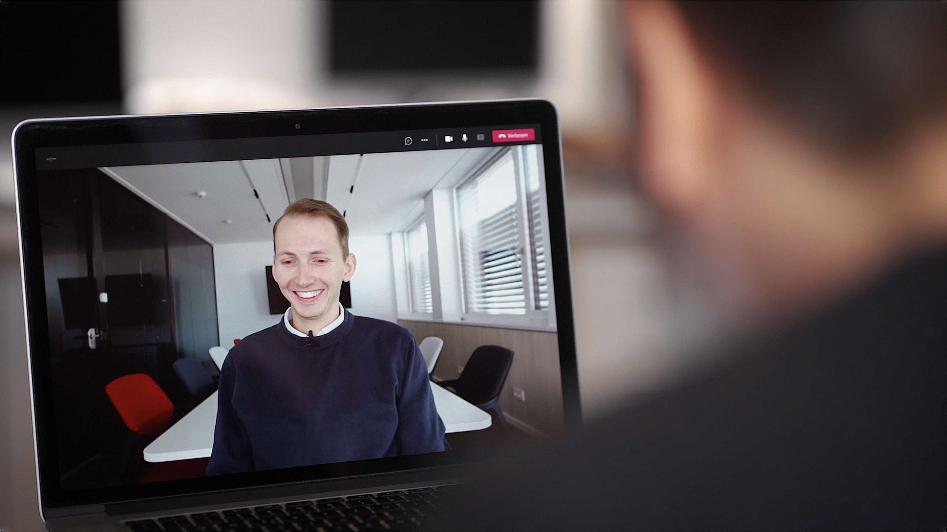 Während eines Videointerviews sieht man den Interviewpartner in einem Tablet.
