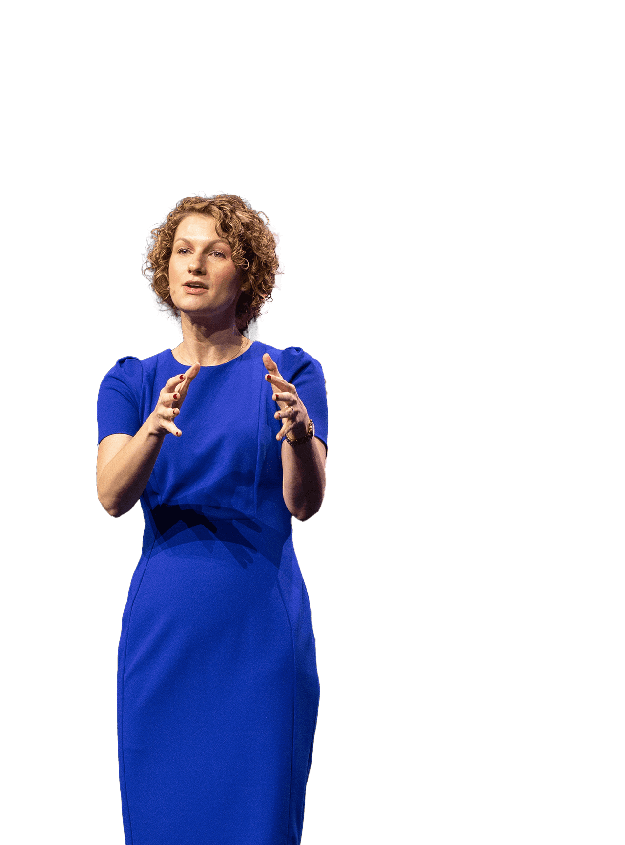 Frau im blauen Kleid hält einen Vortrag und gestikuliert mit den Händen vor transparentem Hintergrund.