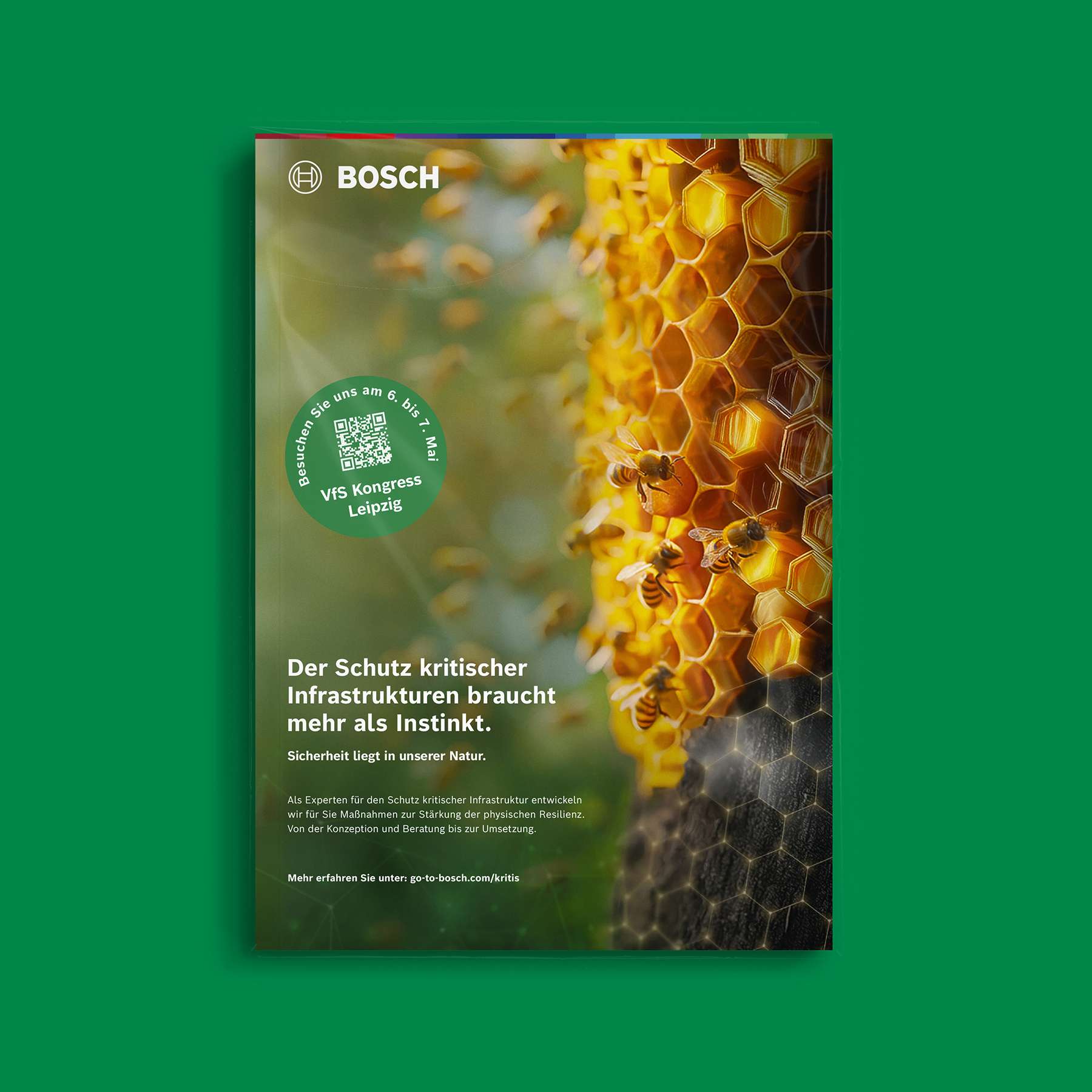 Ganzseitige Anzeige aus der KRITIS-Kampagne mit Bienenwaben-Motiv und der Headline „Der Schutz kritischer Infrastrukturen braucht mehr als Instinkt”.