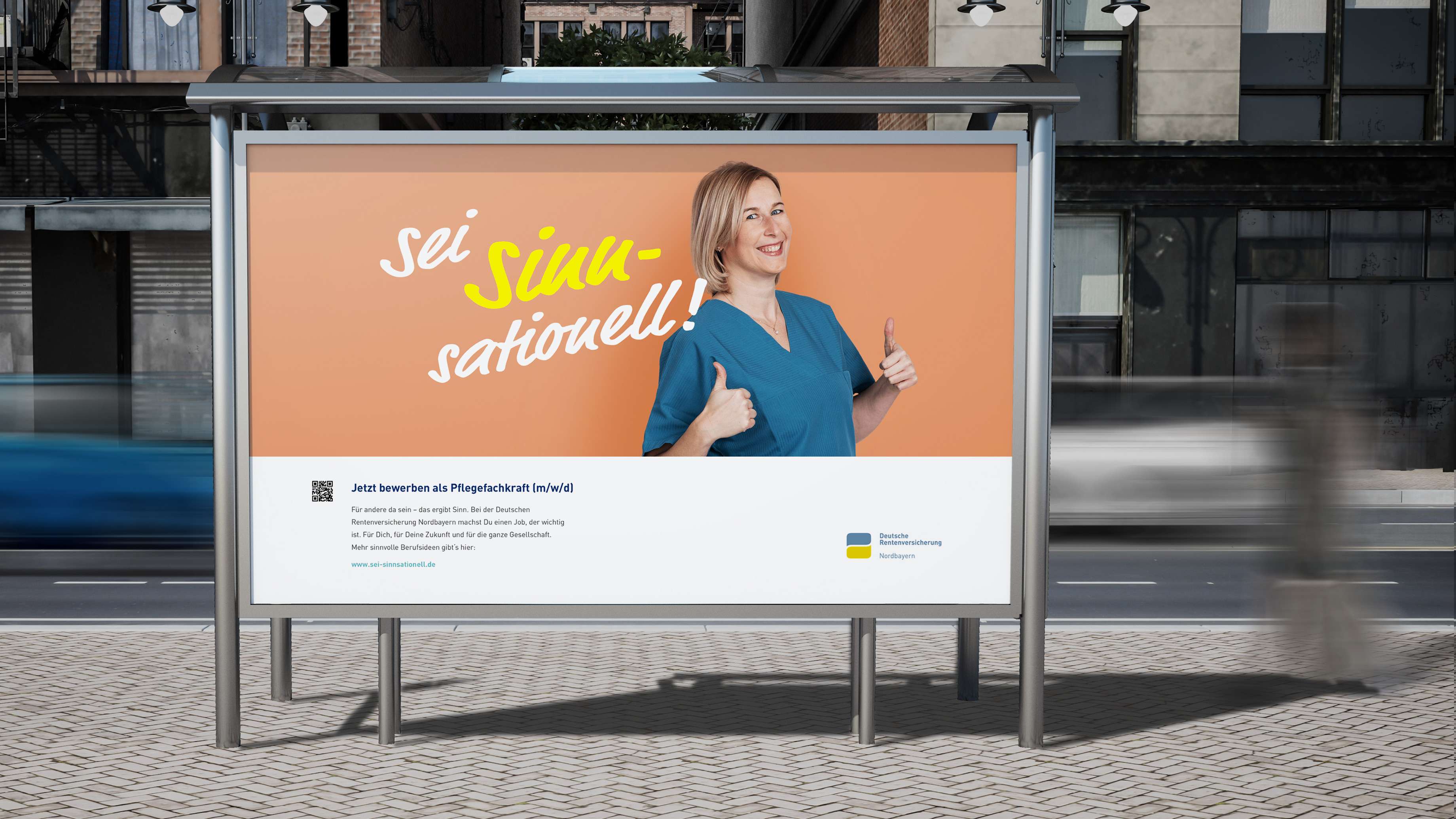 Billboard der DRV Nord Personalkampagne mit dem Claim „Sei sinn-sationell!“: Eine Pflegekraft reckt beide Daumen in die Höhe und grinst