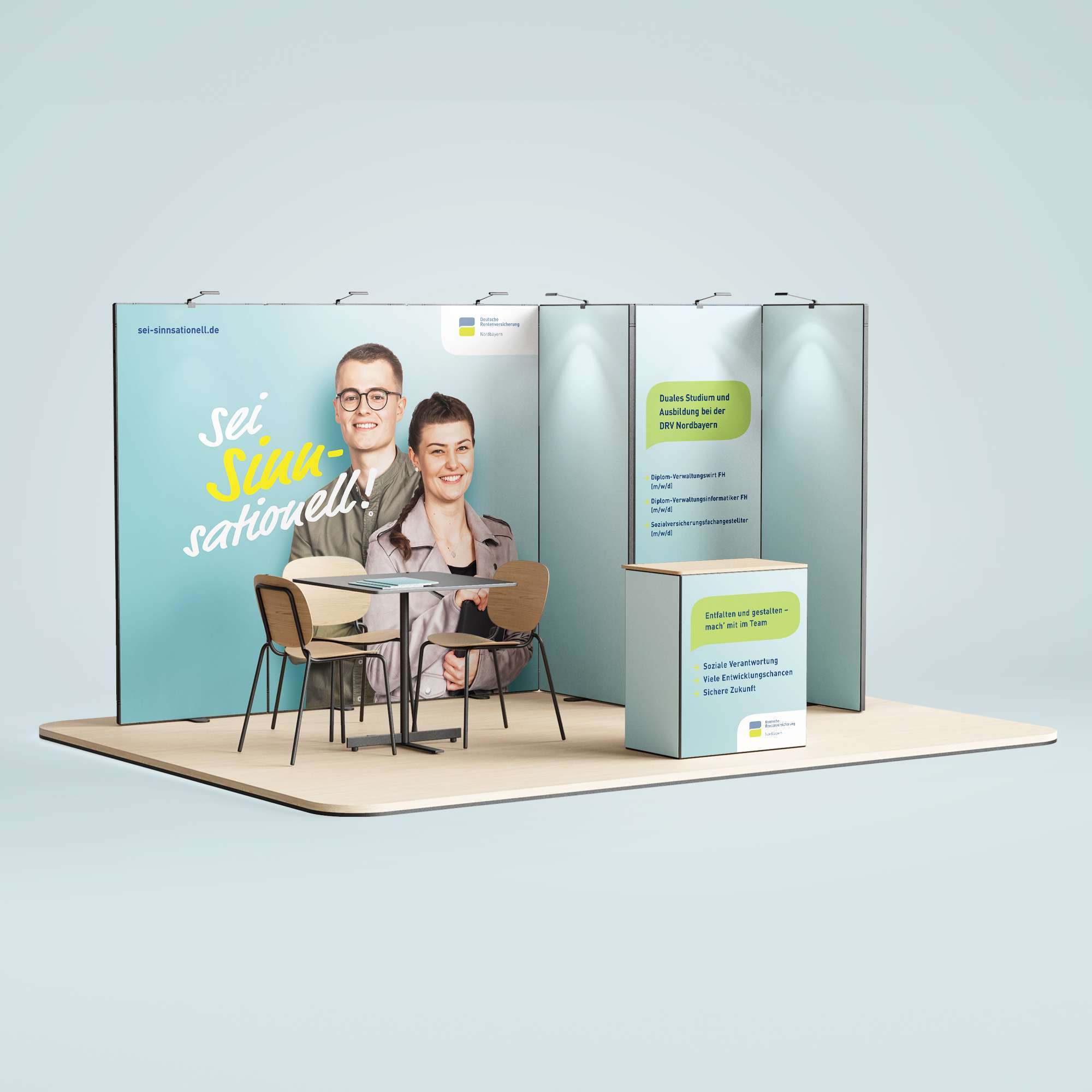 Messestand der DRV Nord Personalkampagne mit Sitzmöglichkeit und Hintergrund auf dem der Claim „Sei sinn-sationell!“ aufgebracht ist