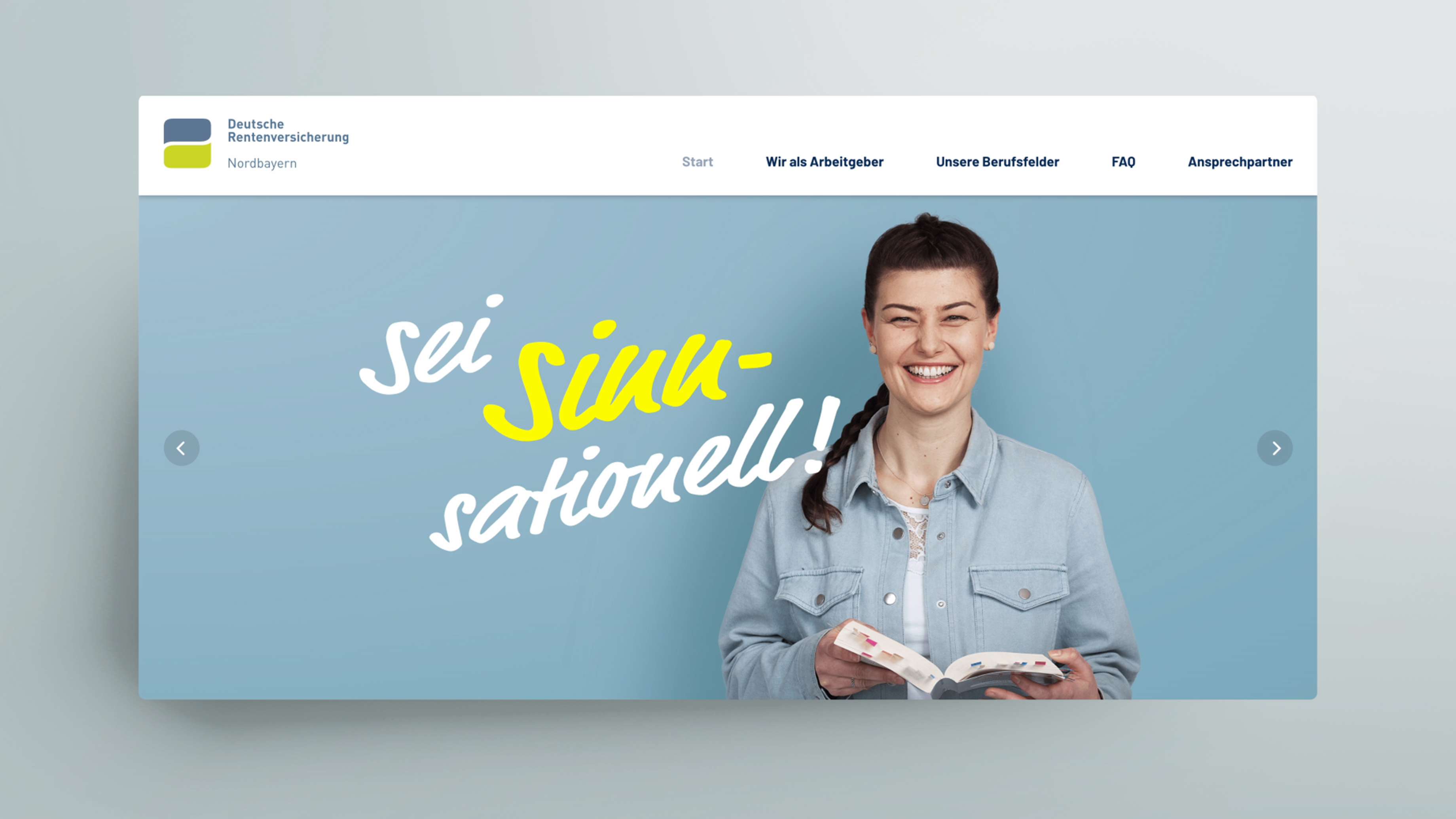 Screenshot des Headerbildes von der Website zur DRV Nord Personalkampagne mit dem Keyvisual (einer jungen Frau, die lächelt und ein aufgeschlagenes Buch mit Markierungszetteln vor sich hält) und dem Claim „Sei sinn-sationell!“