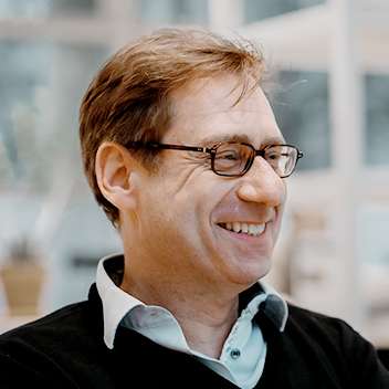 Porträt von lachendem Lothar im Coworking-Space