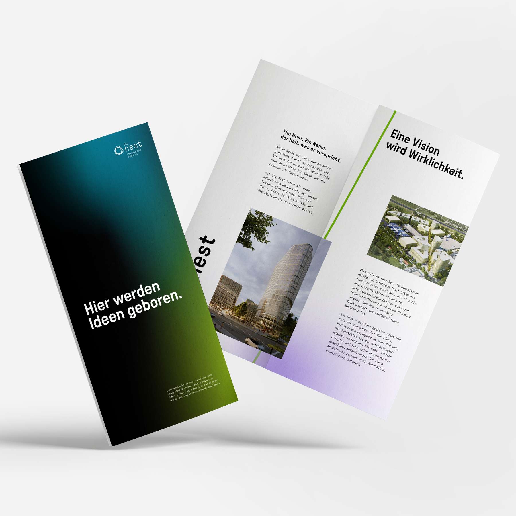 Titelseite und eine aufgeklappte Innenseite des Flyers auf weißem Hintergund