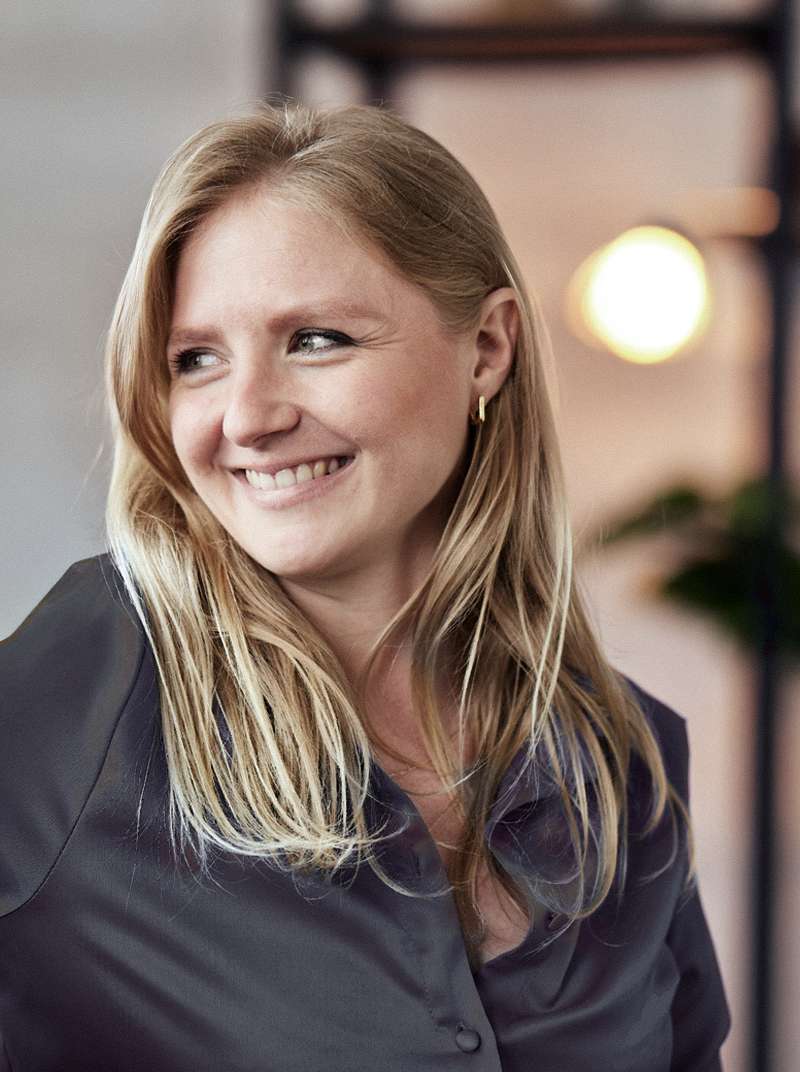Kerstin schaut intensiv mit einem leichten Lächeln in die Kamera.