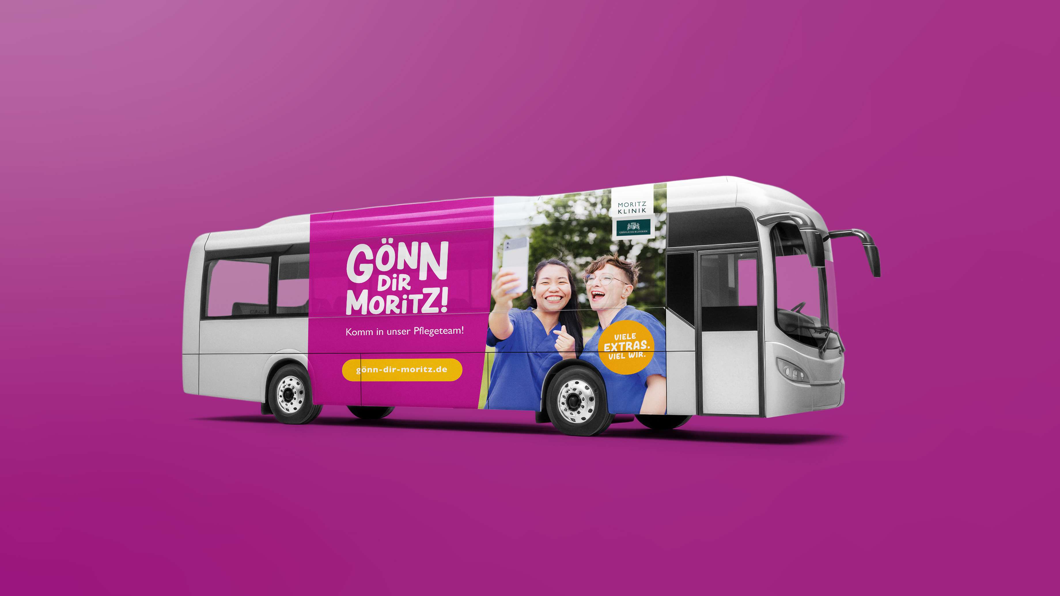 Ein Omnibus auf violettem Hintergrund ist mit dem Slogan “Gönn dir Moritz! Viele Extras. Viel Wir.”, dem Aufruf “Komm in unser Pflegeteam!” und einem Bild von zwei lachenden Frauen, die ein Selfie von sich machen, beklebt.