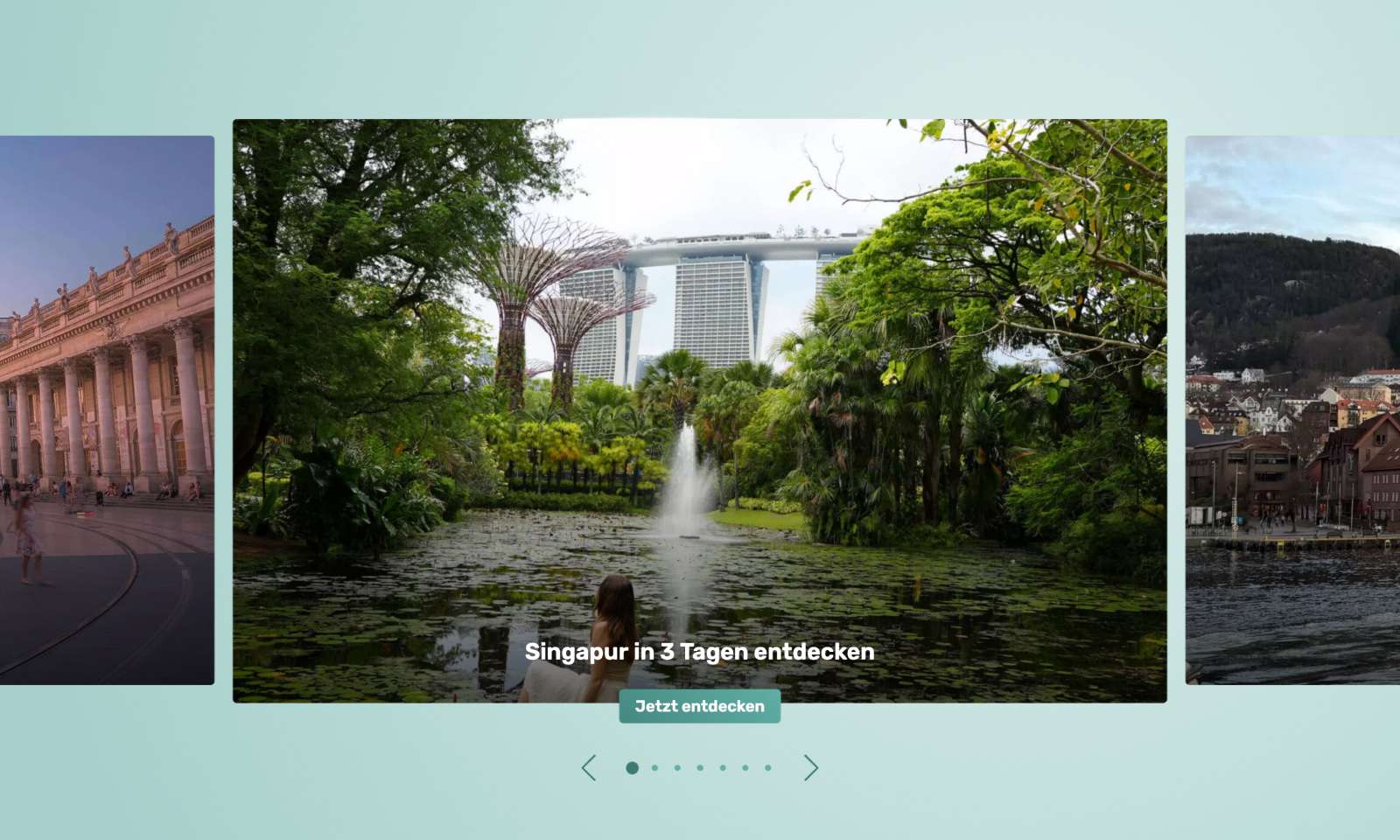 Carousel mit drei Bildern: antikes Gebäude, tropischer Garten mit Supertree-Gewächshaus in Singapur und kleines Dorf am See mit schroffen Bergen im Hintergrund.