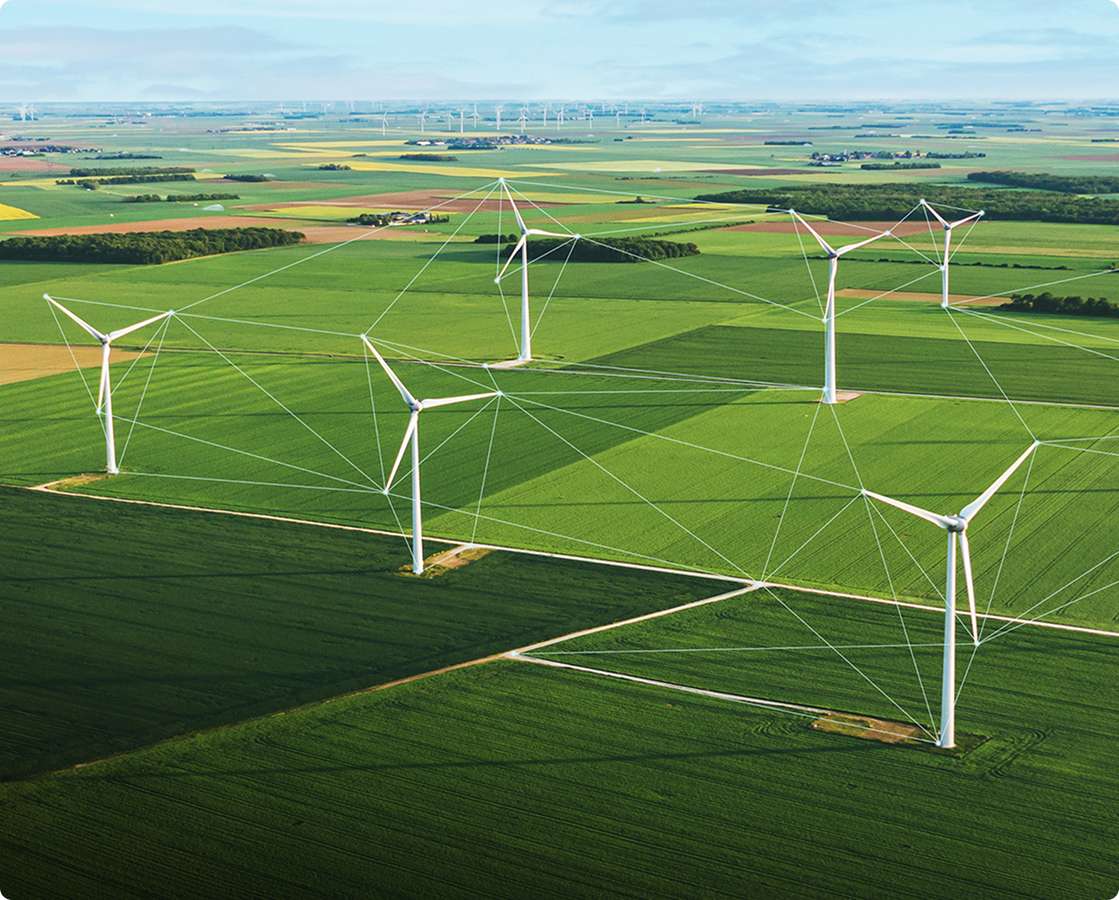 Sechs Windräder auf landwirtschaftlichen Flächen stehen als Beispiel für kritische Infrastruktur aus dem Energiesektor.